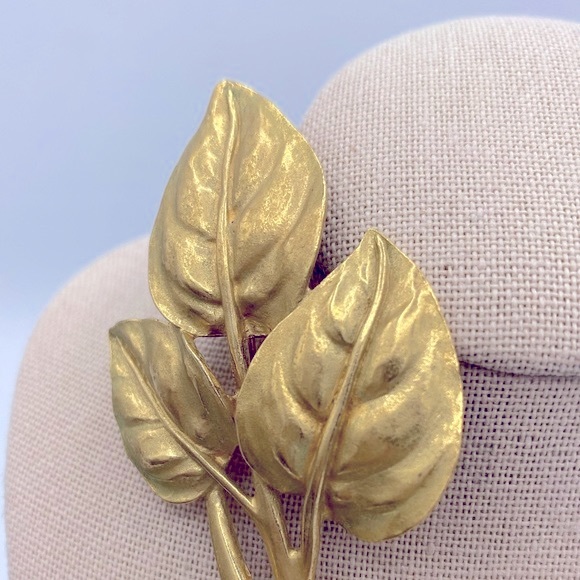 Vintage Gold Toned Triple Leaf Design Signed Trifari TM Brooch /Pin. 4” Long - Picture 4 of 5
